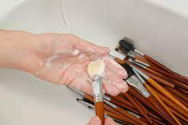 Cleaning paintbrushes with brush soap